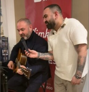 Il-Ministru Owen Bonnici jkanta Knockin