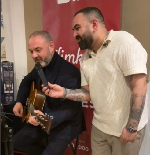 Il-Ministru Owen Bonnici jkanta Knockin