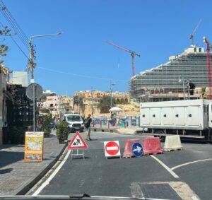 Għeluq tat-triq f'Baystreet